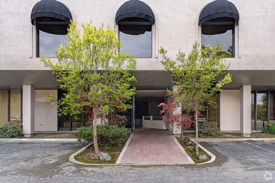 More Photos Of 3120-3132 W Main St, Visalia Office For Lease