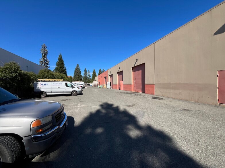 More Photos Of 7640-7660 Bell Rd, Windsor Flex For Lease