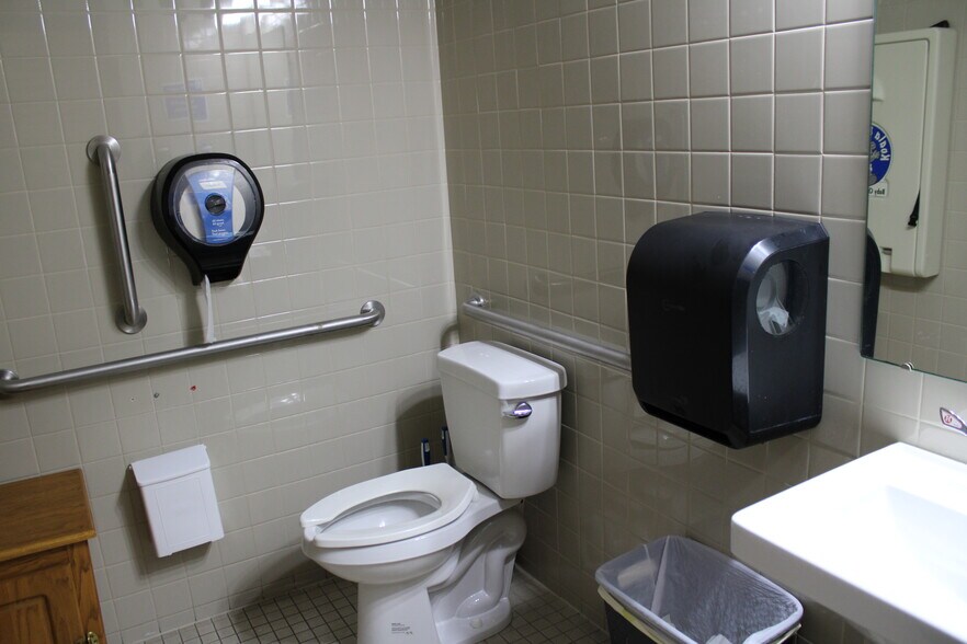 More Photos Of 160 W Scott St, Fond Du Lac General Retail For Sale