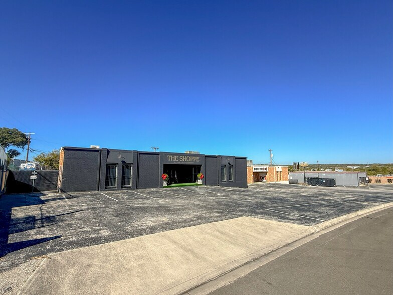More Photos Of 12131-12137 Valliant St, San Antonio Showroom For Sale