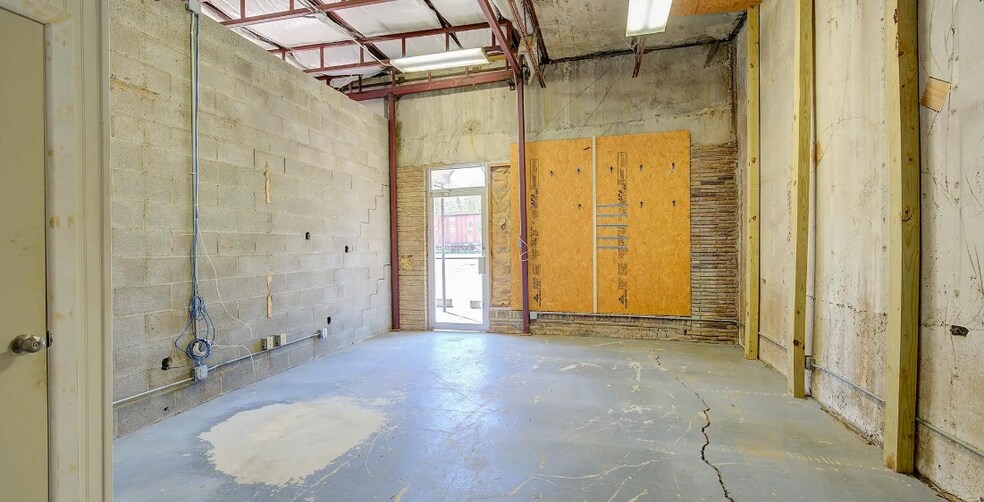 More Photos Of 1605 E Avenue A, Hooks Warehouse For Sale