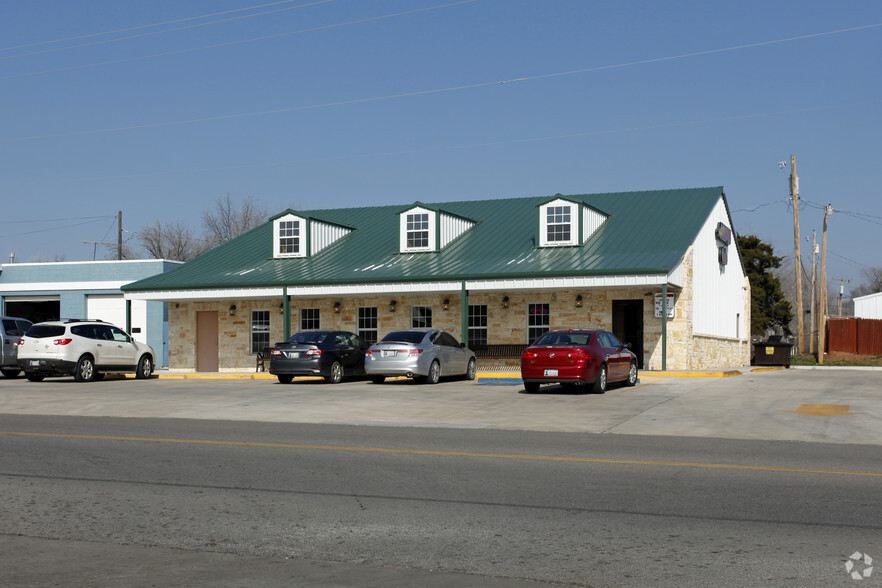 Primary Photo Of 209 E Walnut St, Tecumseh Restaurant For Lease