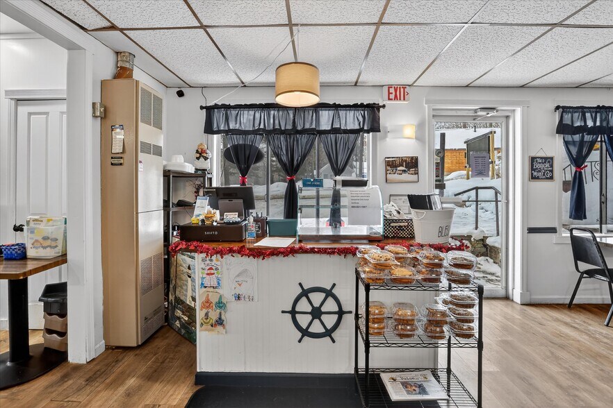 More Photos Of 5937 W Higgins Lake Dr, Roscommon Restaurant For Sale