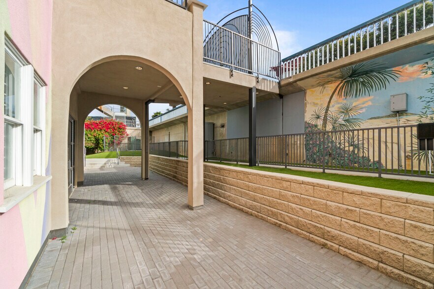 More Photos Of 1605 Ocean Front Walk, Santa Monica Storefront For Lease