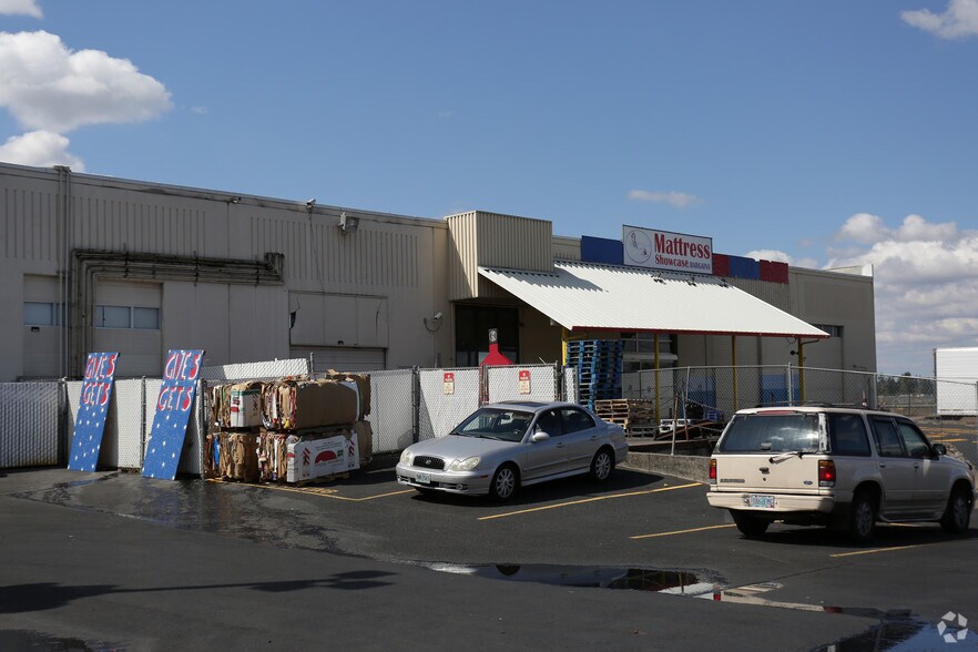 More Photos Of 2919-2925 NW Division St, Gresham General Retail For Lease