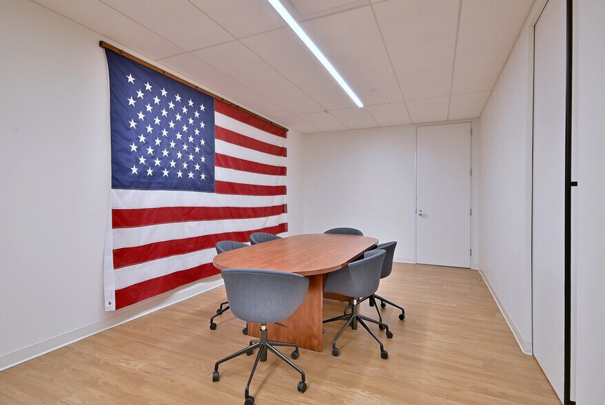 More Photos Of 2100 W 21st St, Broadview Light Manufacturing For Lease