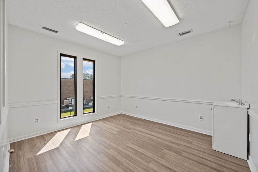 More Photos Of 411 Western Blvd, Jacksonville Medical For Sale