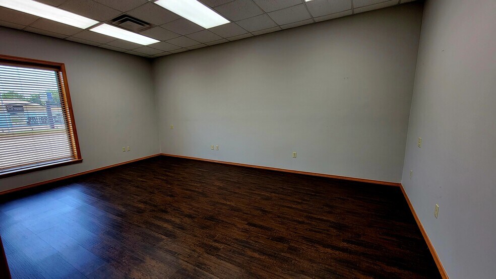 More Photos Of 330 S Mill St, Pryor Office For Sale