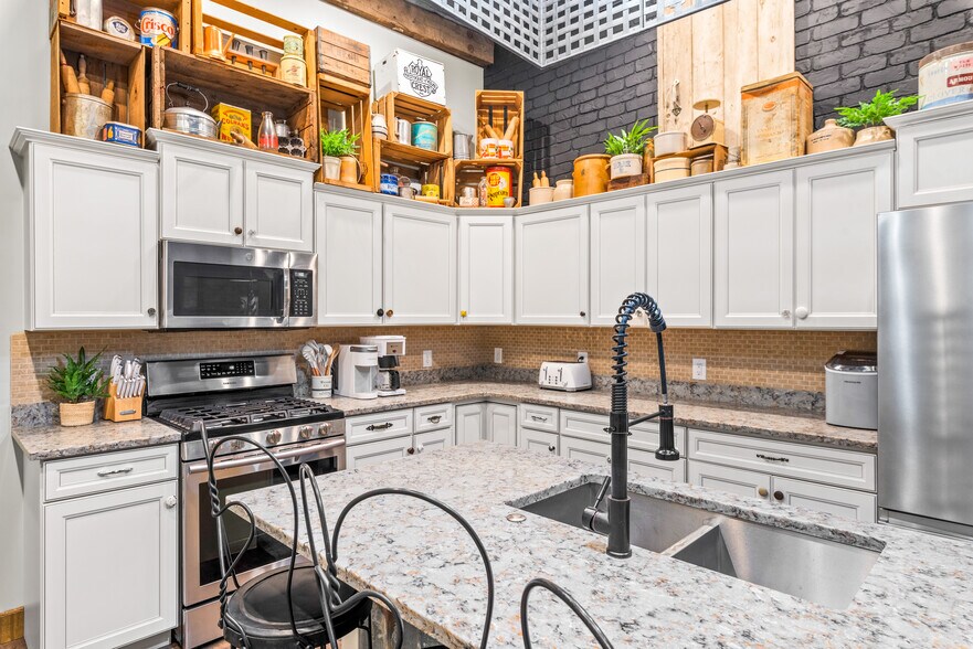 More Photos Of 120 S 3rd St, Victor Restaurant For Sale