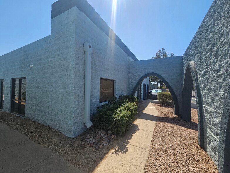 More Photos Of 519 W Lone Cactus Dr, Phoenix Warehouse For Lease