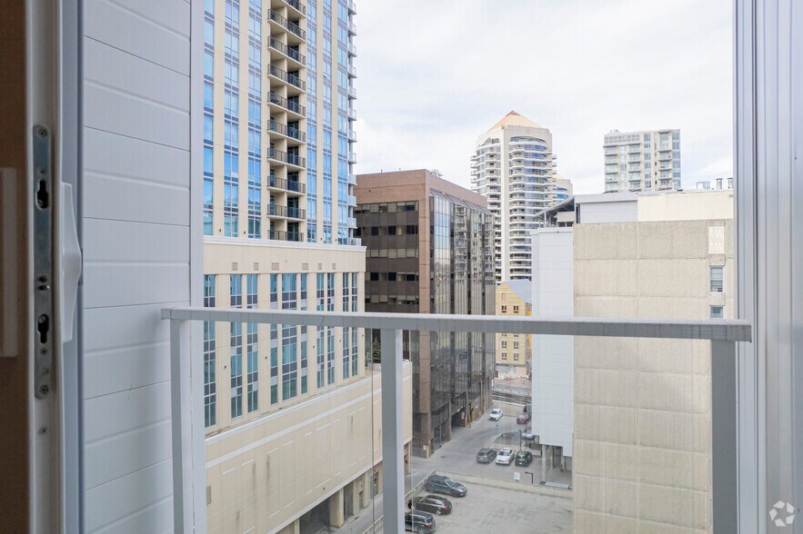 More Photos Of 909 5 Av SW, Calgary Apartments For Lease