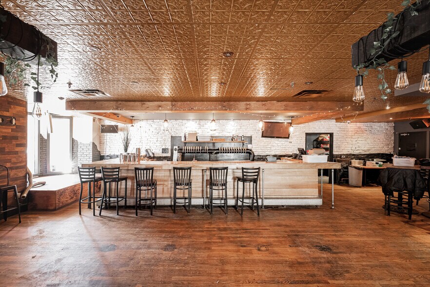 More Photos Of 5414 Av Gatineau, Montréal Restaurant For Lease