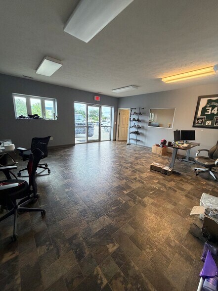 More Photos Of 2139 Magnum Cir, Lincoln Warehouse For Lease