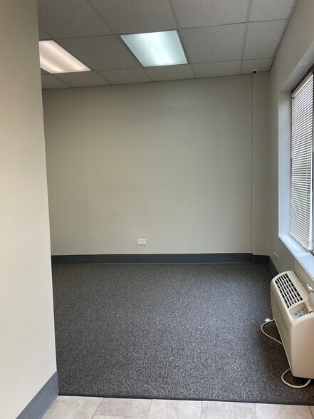 More Photos Of 956 W Lake St, Roselle Flex For Lease