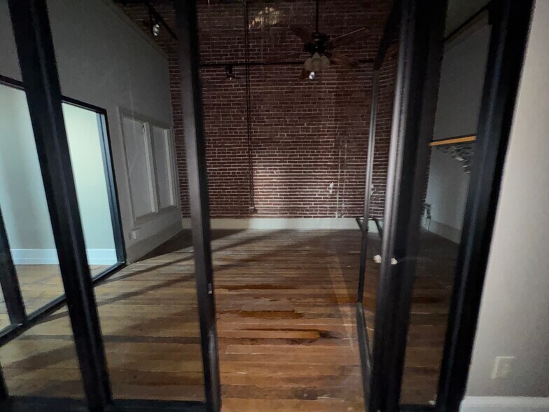 More Photos Of 390 S Main St, Memphis Office For Sale