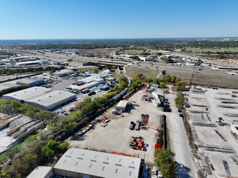More Photos Of 2420 NE 35th St, Fort Worth Service For Lease