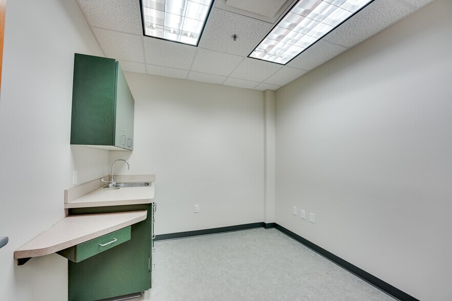 More Photos Of 712 1st Terrace Rd, Lansing Medical For Lease