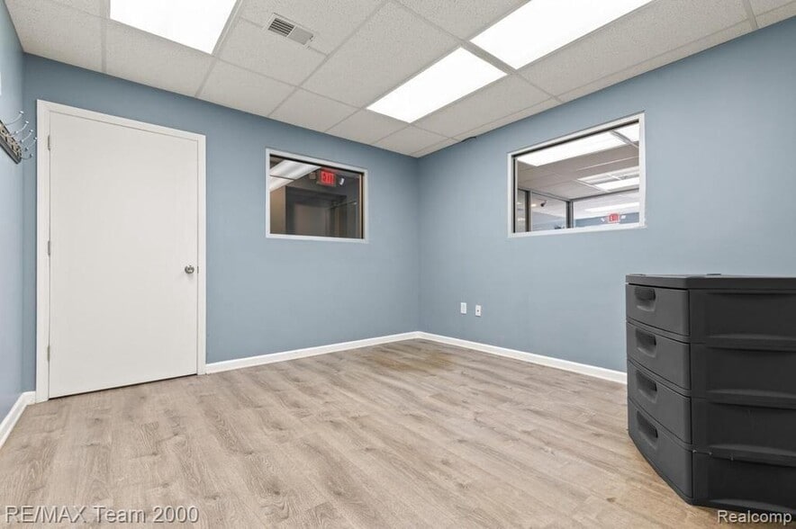 More Photos Of 5153 S Beech Daly St, Dearborn Heights Freestanding For Lease