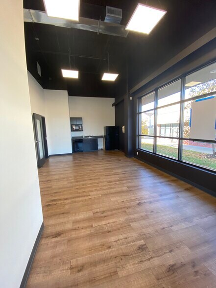 More Photos Of 3302 W Broadway Business Park Ct, Columbia General Retail For Lease