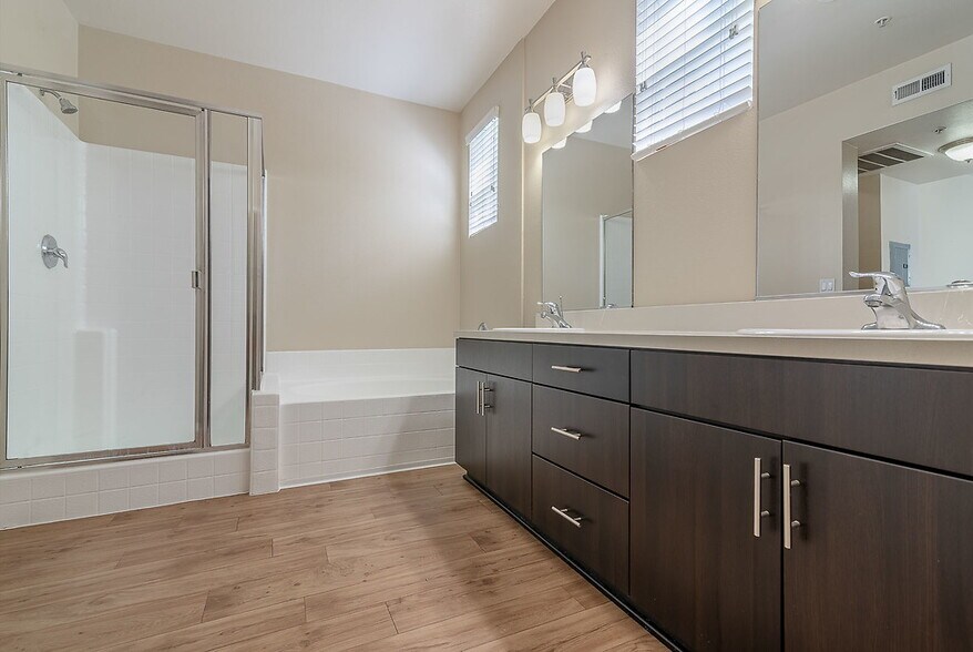 More Photos Of 31 E MacArthur Crescent Dr, Santa Ana Apartments For Lease