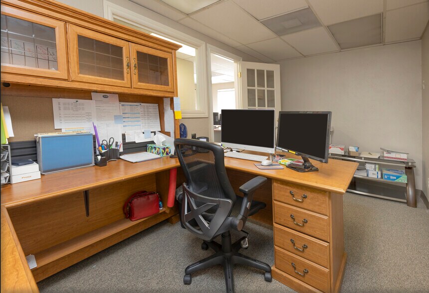 More Photos Of 1203 SE 9th Ter, Cape Coral Light Distribution For Sale