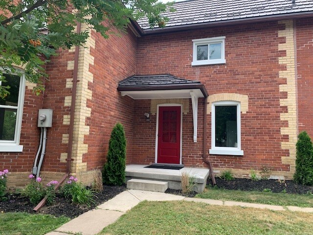 More Photos Of 266 Main St N, Brampton Office For Lease