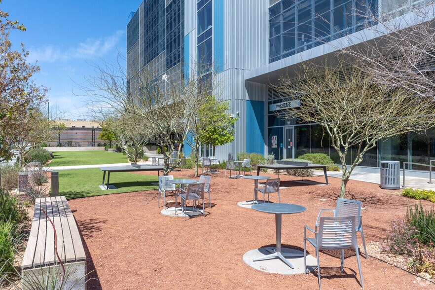 More Photos Of 601 N Mesa St, El Paso Office For Sale