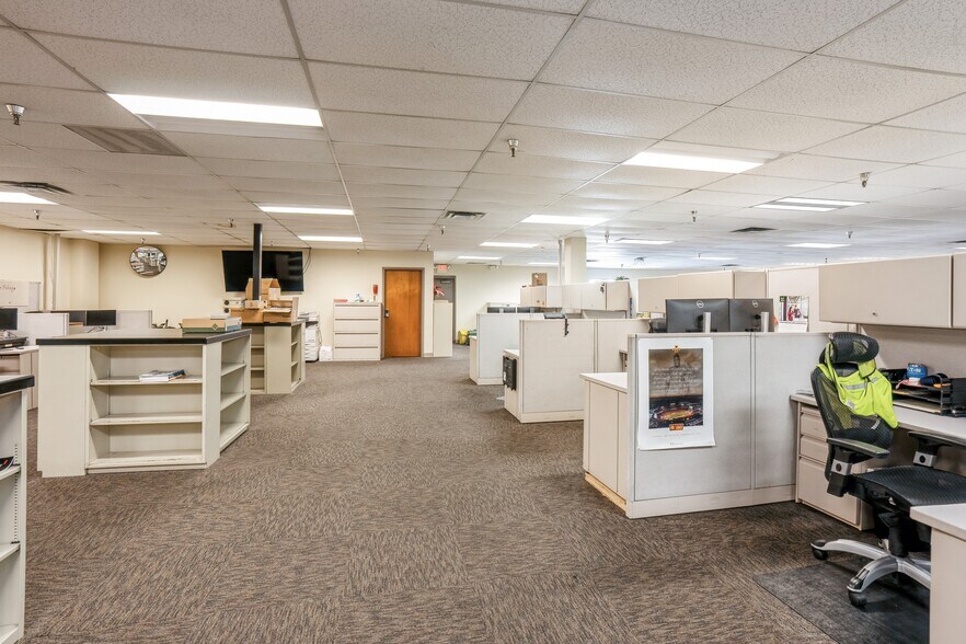 More Photos Of 2301 Fleur Dr, Des Moines Warehouse For Lease