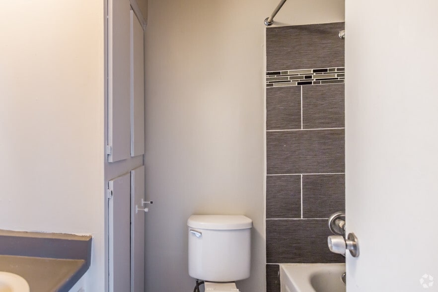 More Photos Of 2295 Candlewyck Cir, Memphis Apartments For Sale