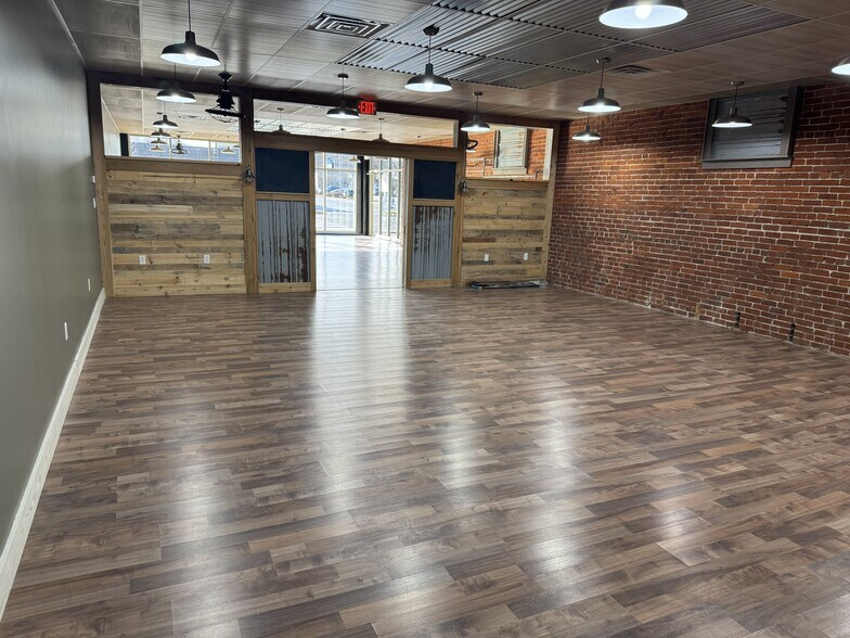 More Photos Of 2231 W Franklin, Evansville Freestanding For Lease