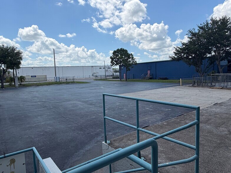 More Photos Of 3520 Old Metro Pky, Fort Myers Warehouse For Lease