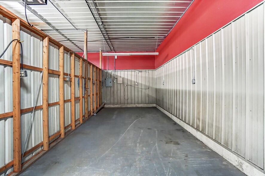 More Photos Of 20660 W Bowling Green Road, Weston Auto Repair For Lease