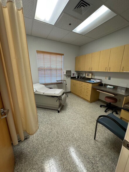 More Photos Of 842 Sunset Lake Blvd, Venice Medical For Lease