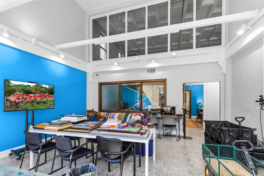 More Photos Of 2375 W University Ave, Saint Paul Office For Sale
