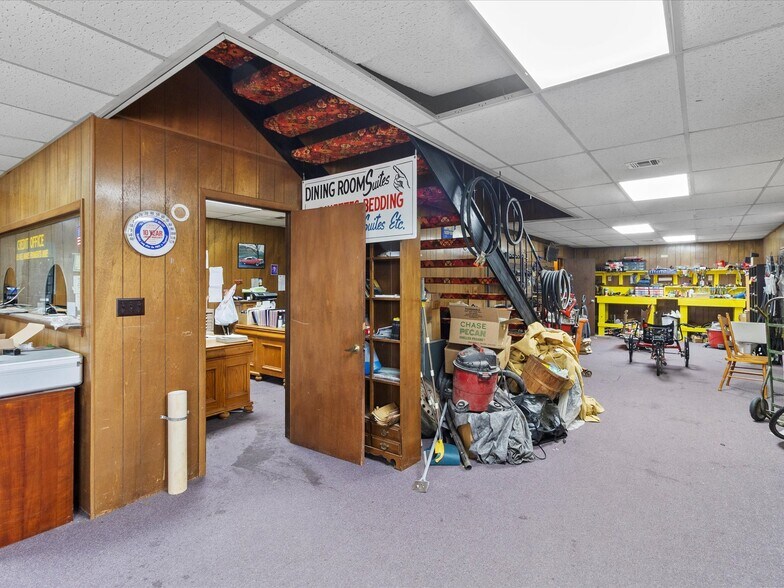 More Photos Of 100 E Broadway St, Lexington Storefront For Sale