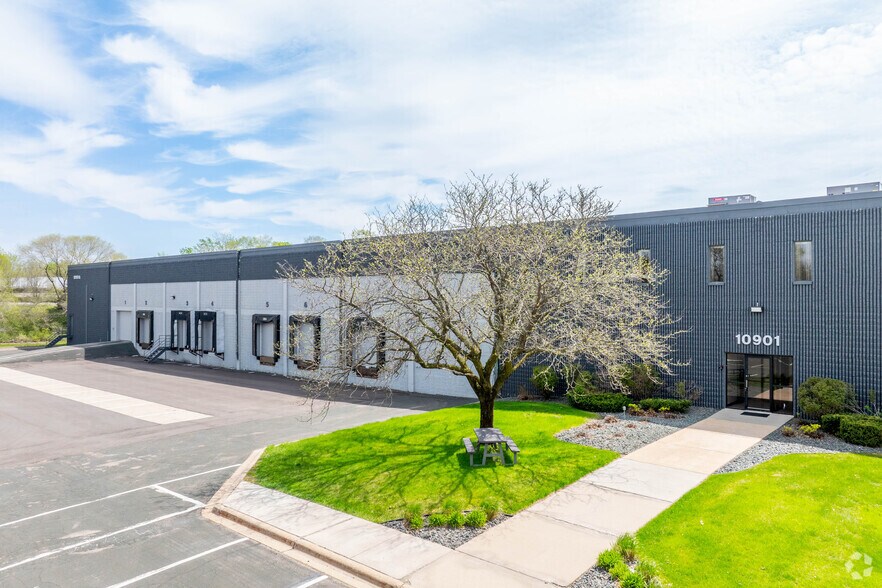 More Photos Of 10901 Hampshire Ave S, Bloomington Warehouse For Lease