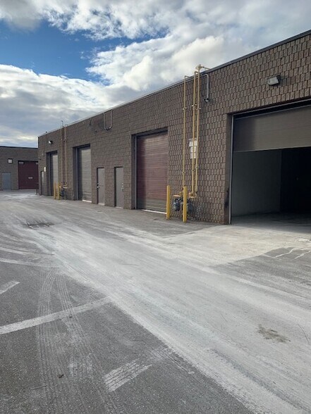 More Photos Of 2721 Markham Rd, Toronto Showroom For Sale