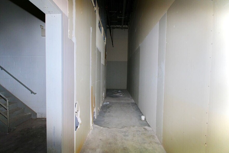 More Photos Of 2820 W Locust St, Davenport Unknown For Lease