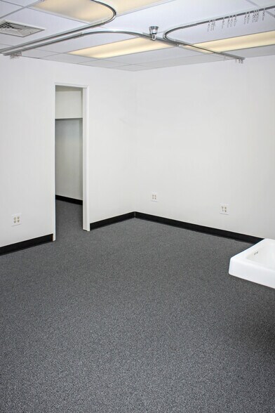 More Photos Of 22636 Glenn Dr, Sterling Medical For Lease