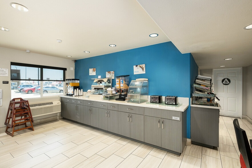 More Photos Of 6090 N Blackstone Ave, Fresno Hotel For Sale