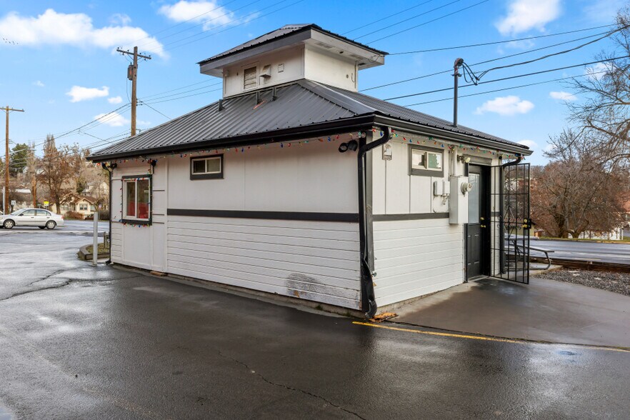 More Photos Of 1414 Oregon Ave, Klamath Falls Office For Sale