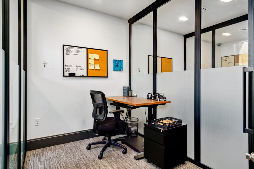 More Photos Of 144 S Main St, Independence Storefront Retail Office For Sale