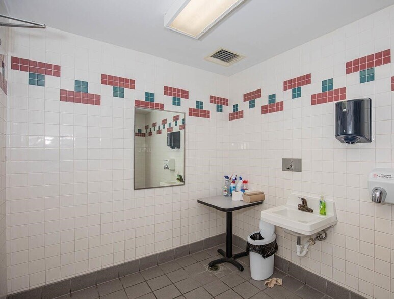 More Photos Of 1630 Commercial St, Warsaw Restaurant For Sale