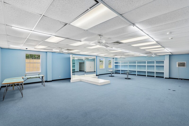 More Photos Of 451 Landing Blvd, League City Office For Sale