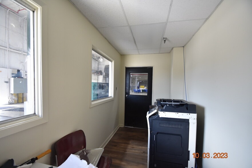 More Photos Of 956 N Broadway St, Greenville Distribution For Sale