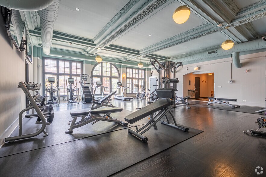 More Photos Of 6805 N Sheridan Rd, Chicago Apartments For Lease