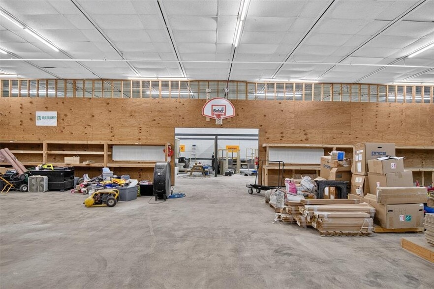More Photos Of 2401 Hickman Rd, Des Moines Warehouse For Sale