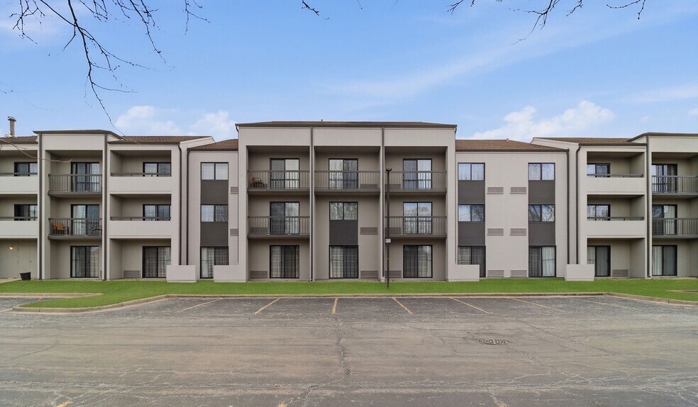 More Photos Of 100 West Algonquin Rd, Arlington Heights Hotel For Sale