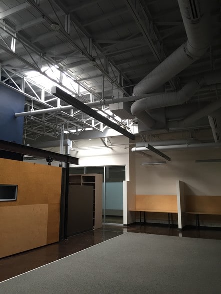 More Photos Of 1202 Dragon St, Dallas Flex For Lease