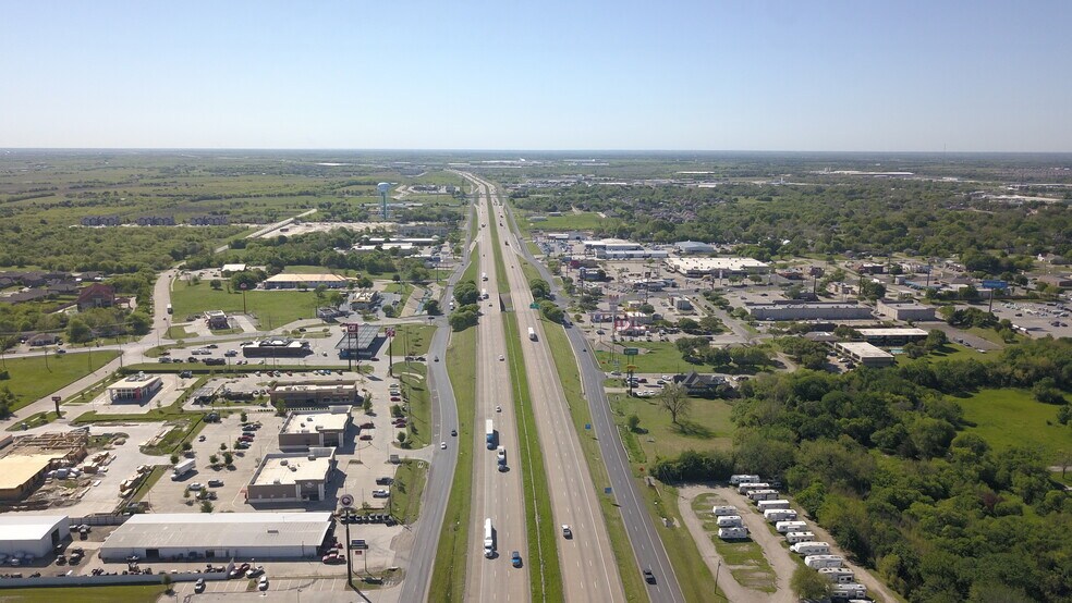 More Photos Of 402 N Interstate Highway 45, Ennis Storefront Retail Office For Lease